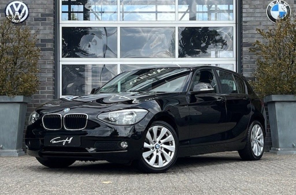 BMW 1-SERIE 116I 5DRS. BUSINESS CLIMA – CARPLAY – CAMERA ORG. NL